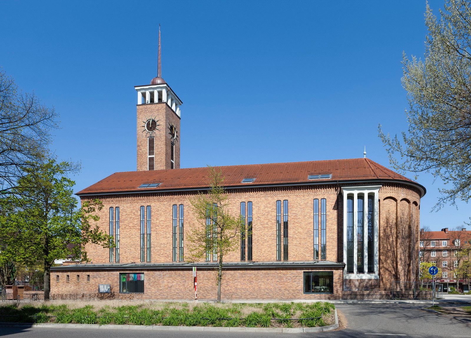 Der Bau war zu seiner Entstehung eine Mischung aus Neoklassizismus und Moderne mit streng gegliederter Backsteinfassade und Satteldach, innen jedoch als moderne Saalkirche in reduzierter Formensprache ausgeführt.