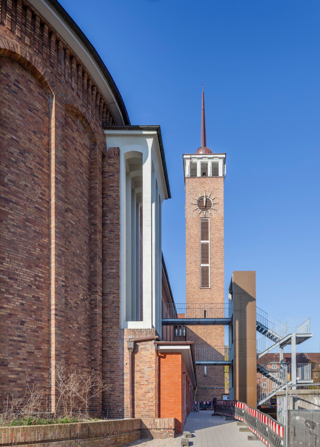 Der Kirchturm und ein neues, vor der Nordfassade angeordnetes Treppengerüst dienen als Fluchtwege. 