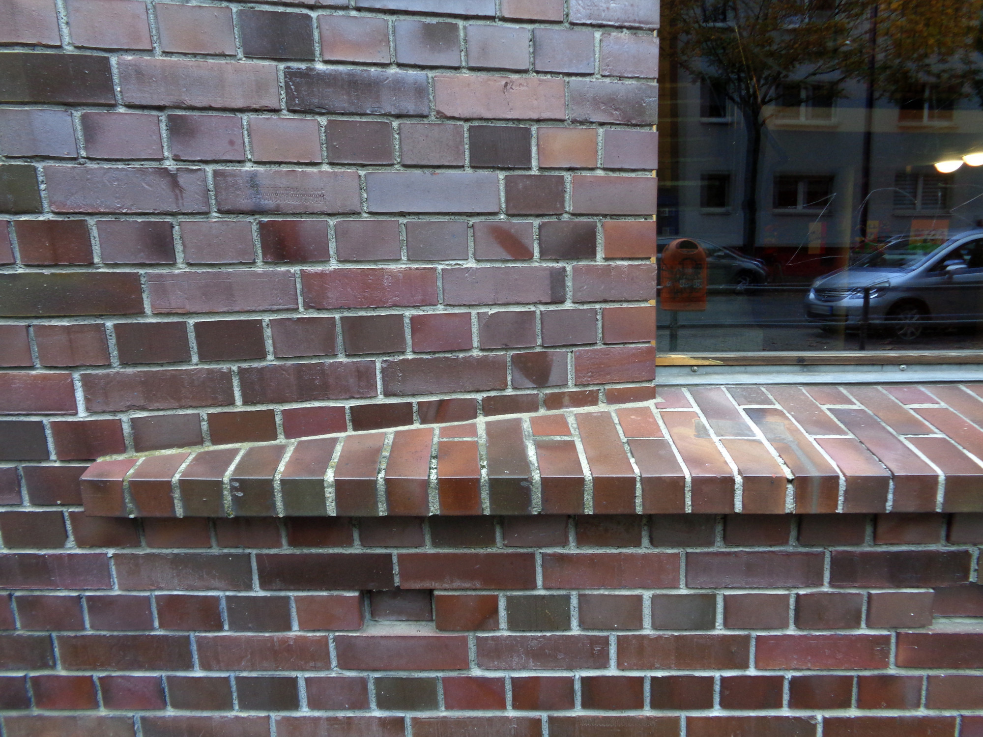 Gestalterisch kann sich eine Sohlbank auf Farbe und Materialität des Fensters beziehen, aber ebenso dieses als Teil der Laibung wie in einem Bilderrahmen betonen (im Bild: asymmetrische gemauerte Sohlbank, Levi-Strauss-Oberschule Berlin-Köpenick, Christoph Mäckler Architekten, 2001).