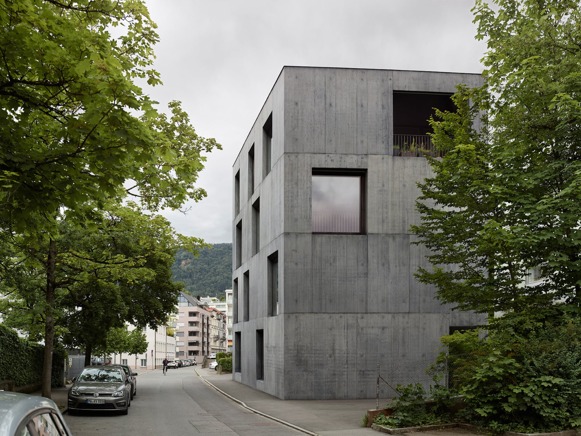 Der Architekt, der bei diesem Projekt auch der Bauherr war, platzierte den Neubau nah an die Straße, die an dieser Stelle in einer leichten Kurve verläuft.