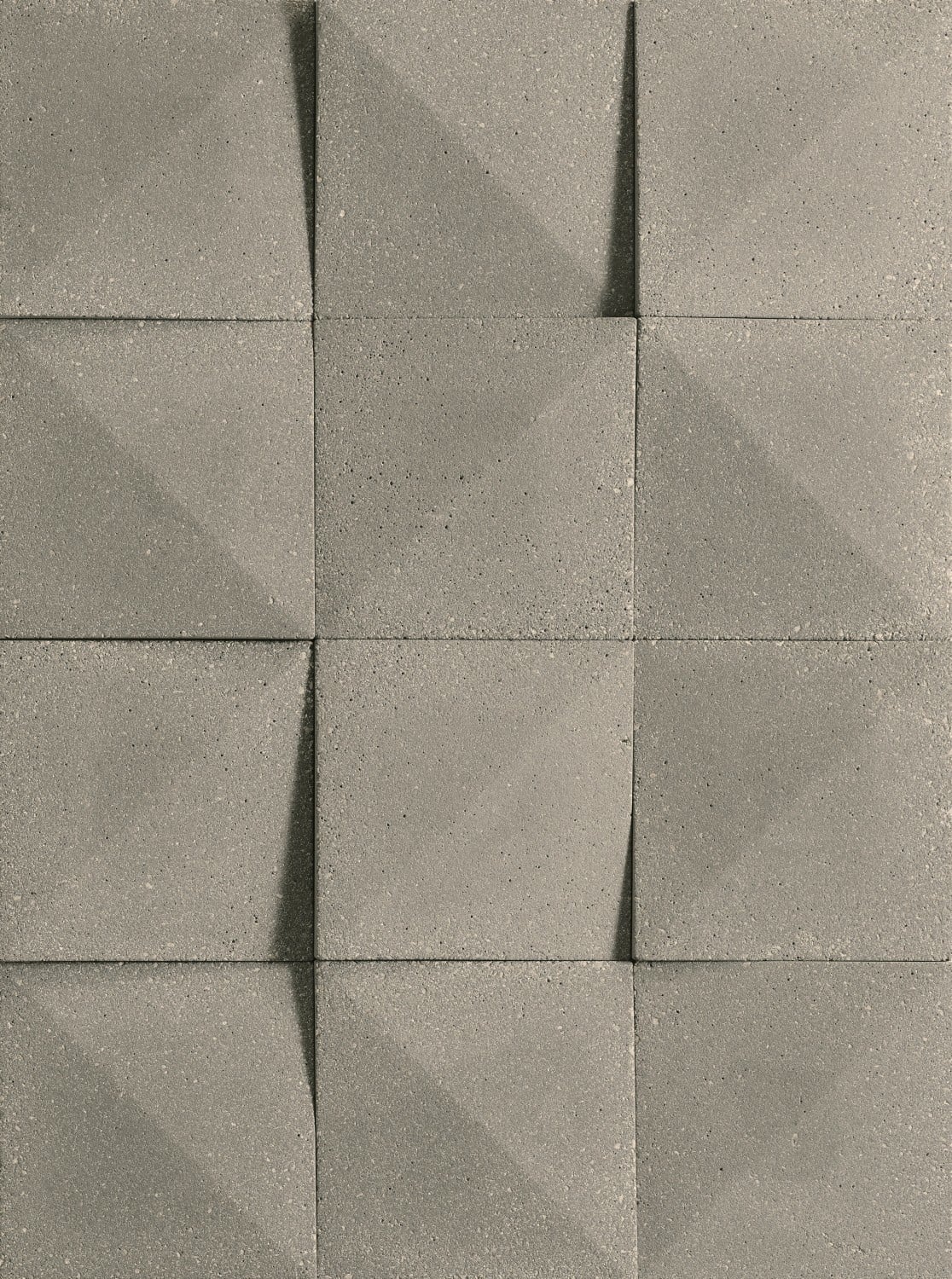 Die Fliesen sind jeweils diagonal in zwei Hälften unterteilt; von der Mitte – dem höchsten Punkt – zu den Kanten verjüngen sie sich dann unterschiedlich stark.