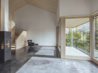 Das Wohnhaus, errichtet in einer Baulücke im Ort Dobel, ist in seine Nachbarschaft eingepasst.