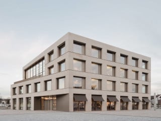 Das nach Plänen des Büros Steimle Architekten errichtete Rathaus von Remchingen liegt in der neuen Ortsmitte der kleinen Gemeinde.