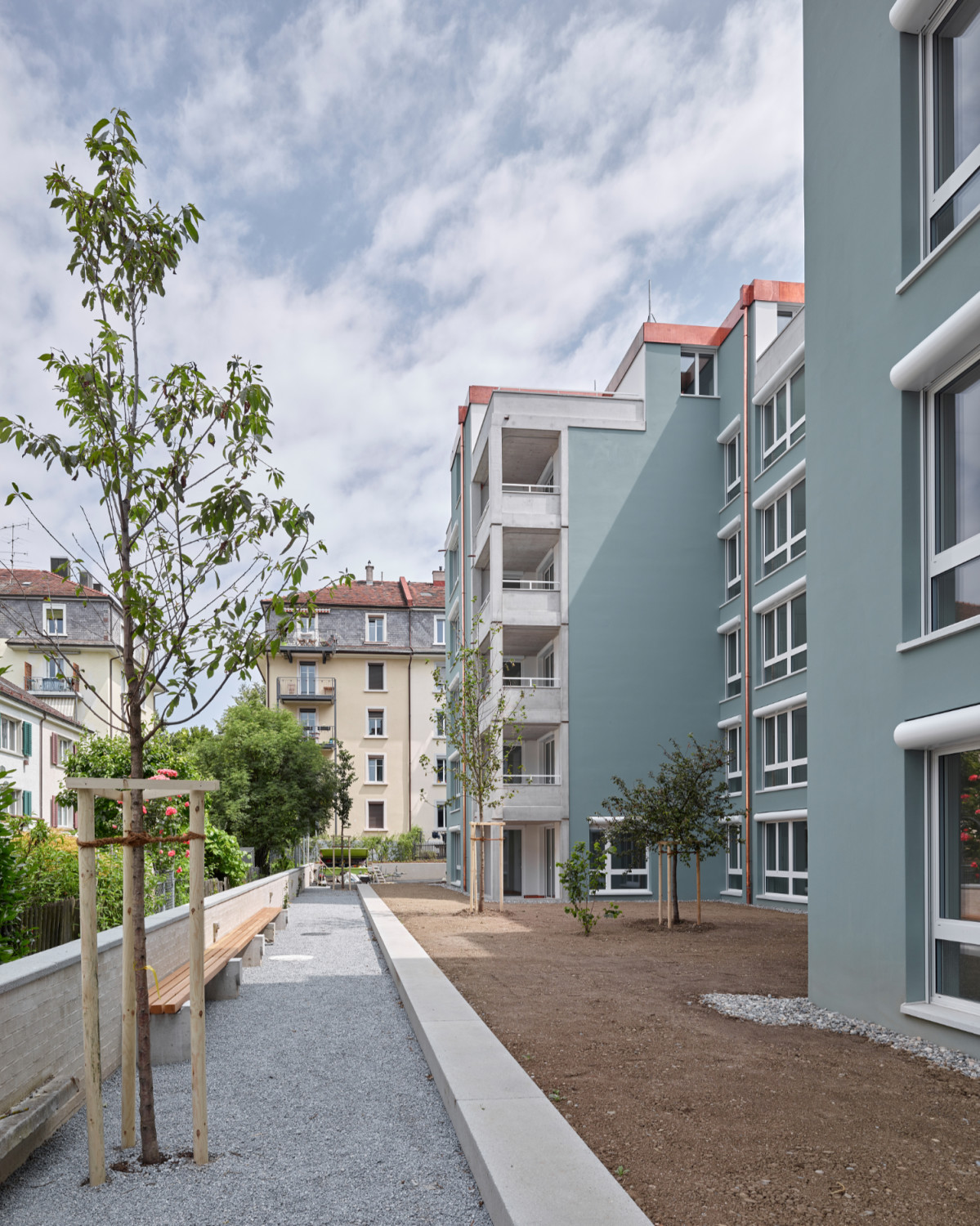 Das gestalterische Konzept, die unterschiedlichen architektonischen Elemente nicht zu integrieren, sondern vielmehr zu entkoppeln, zeigt sich bereits an der Fassade.