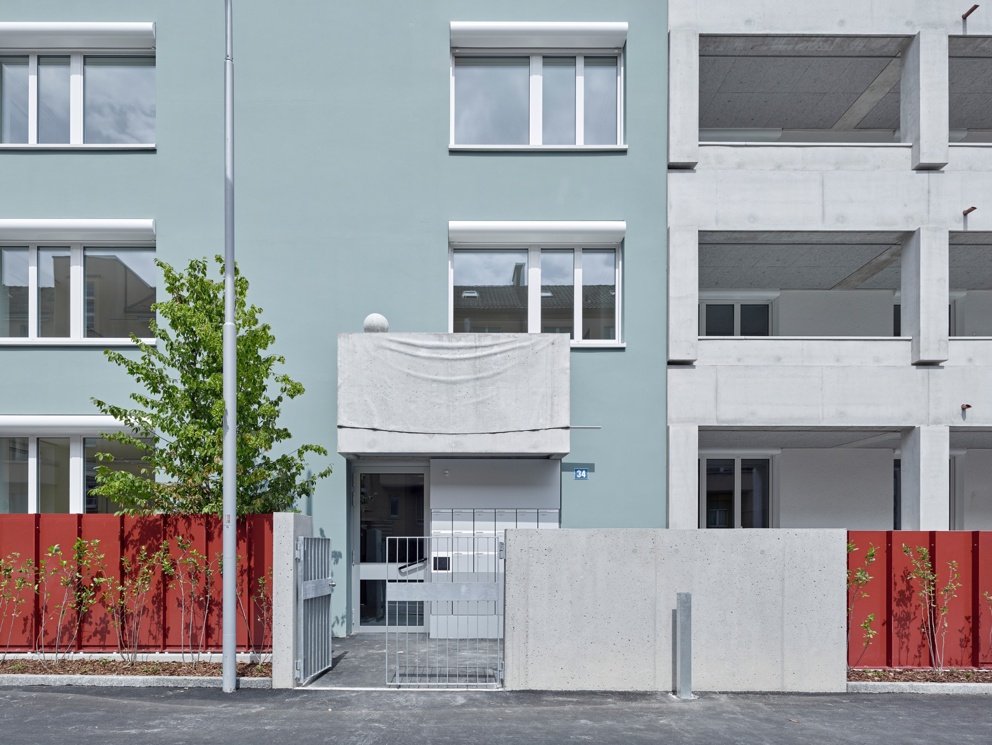 Bei aller Einfachheit wurde auf Kunst am Bau nicht verzeichnet: Über dem Eingang ist eine der Reliefarbeiten des Künstlers Christian Hörler zu sehen.