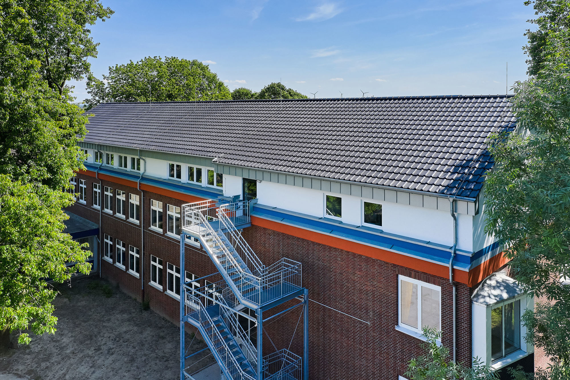Durch eine Aufstockung konnten sechs neue Klassenzimmer und zusätzliche Toilettenräume hinzugewonnen werden.