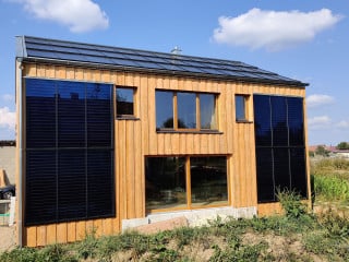 Das Strohballen-Sonnenhaus von Familie Klotzbach verbindet gesunde Baumaterialien mit moderner Energietechnik.