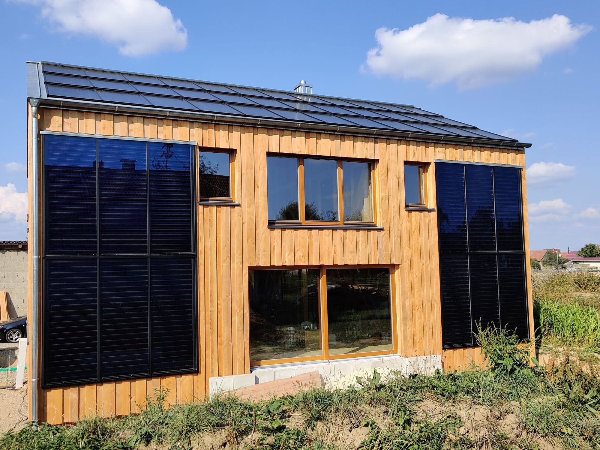 Das Strohballen-Sonnenhaus von Familie Klotzbach verbindet gesunde Baumaterialien mit moderner Energietechnik.