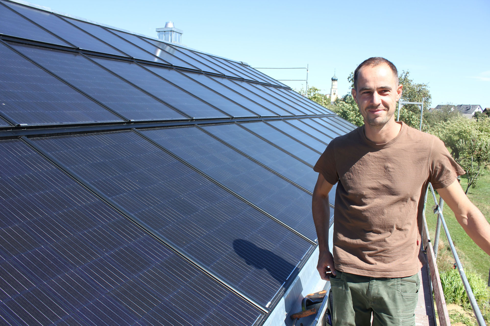 Photovoltaikmodule auf dem Dach erzeugen Strom und Solarkollektoren an der Fassade Wärme.