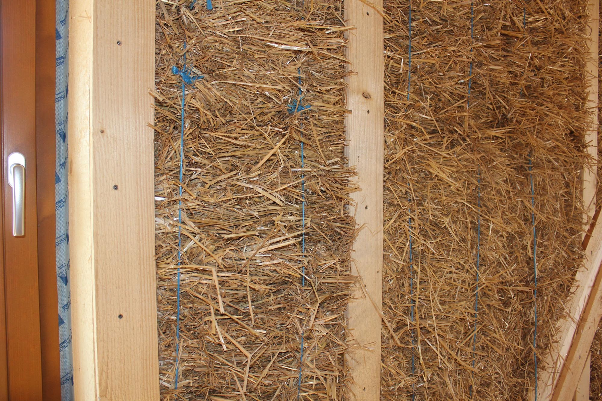 1.100 Strohballen stecken in den Holzelementen für die Wände, das Dach und die Bodenplatte. 