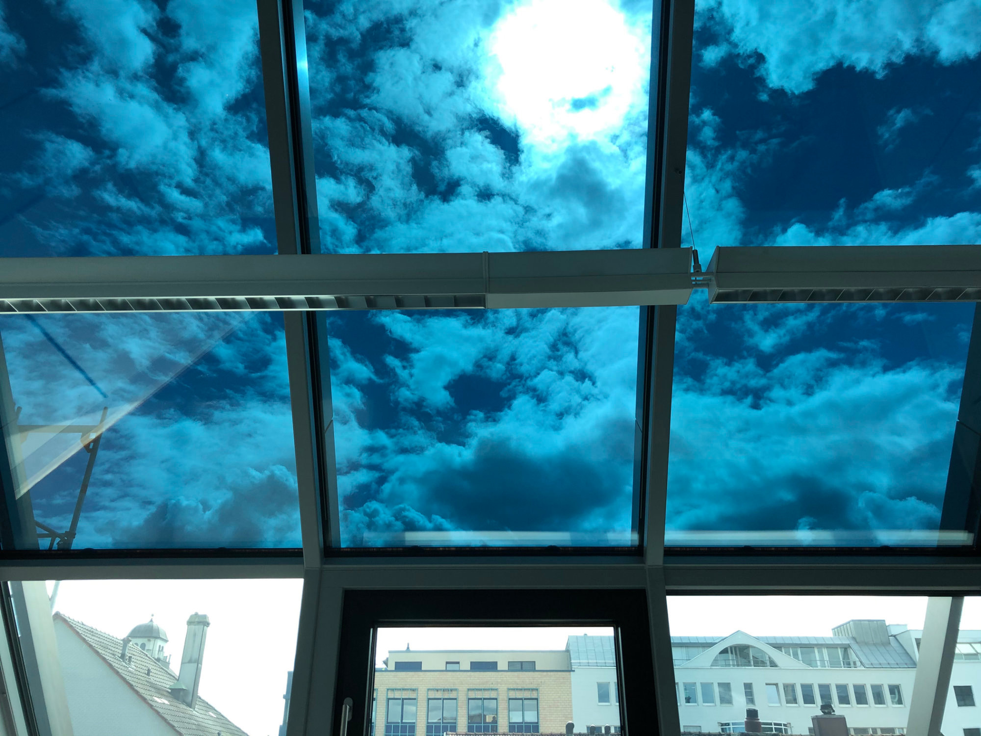 Mit den elektrochromen Glaselementen Climatop Classic des Herstellers Sageglass wurde das Gebäude der Baloise Bank im schweizerischen Solothurn im Zuge einer Fassadensanierung ausgestattet.