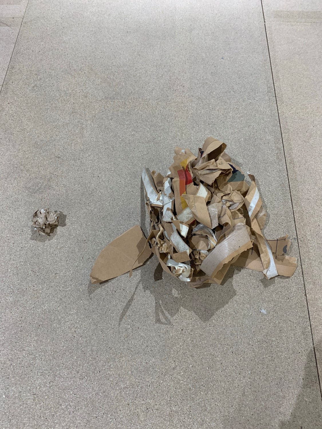 Nach dem Gebrauch wird der Papierboden recycelt und benötigt dadurch pro Quadratmeter 10 kg weniger CO2 als ein herkömmlicher Messeboden.