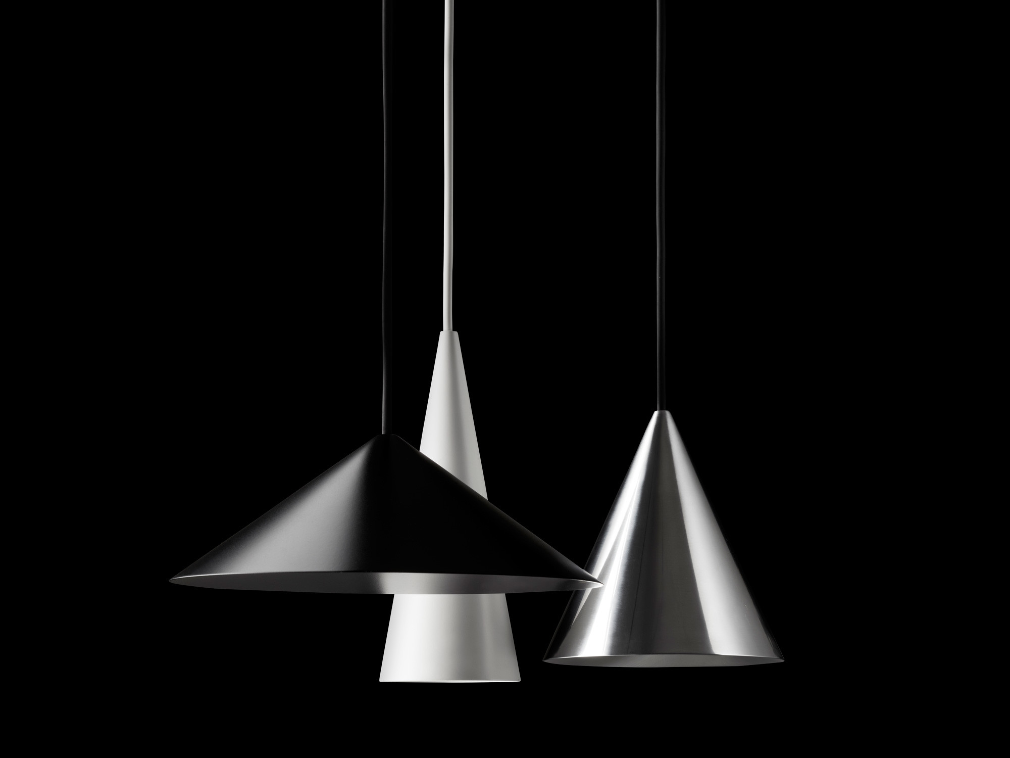 Die konischen Lampenschirme sind in drei verschiedenen Größen und in den Oberflächen-Finishes Schwarz, Weiß und poliertem Aluminium erhältlich.