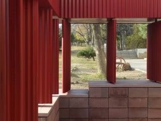 Hingucker in Rot: im Zuge der Architekturbiennale in Tiflis hat das Architekturkollektiv Medium einen Pavillon in der georgischen Hauptstadt errichtet.