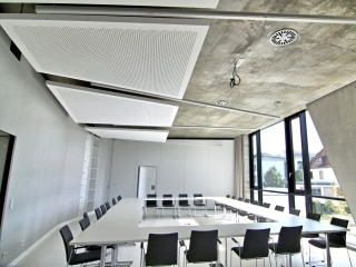 Mit dem System Concretcool von Kiefer Klimatechnik zur luftbasierten Bauteilaktivierung und Lüftung sind glatte Deckenansichten möglich - die Luftauslässe werden flächenbündig in die Betondecken integriert.
