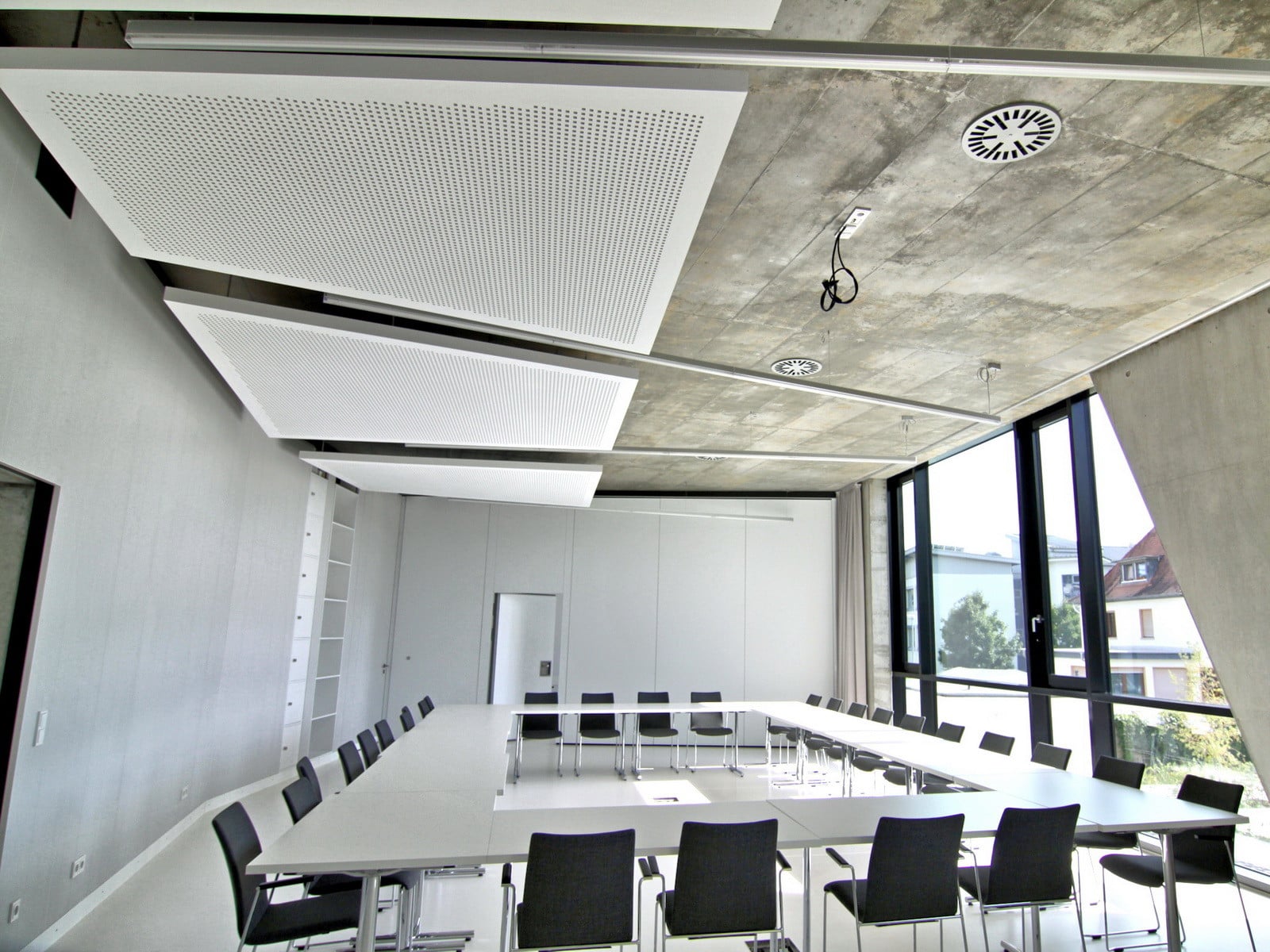Mit dem System Concretcool von Kiefer Klimatechnik zur luftbasierten Bauteilaktivierung und Lüftung sind glatte Deckenansichten möglich - die Luftauslässe werden flächenbündig in die Betondecken integriert.