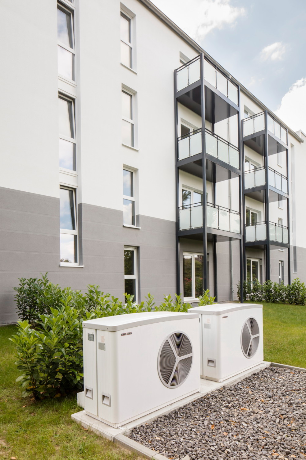 Pro Gebäude sorgt eine Kaskade aus zwei außen aufgestellten Luft-Wasser-Wärmepumpen WPL 25 A von Stiebel Eltron für die Wärmeerzeugung.
