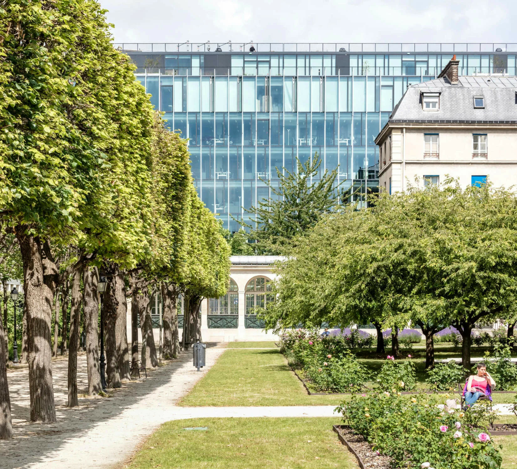 Dadurch funktioniert das Gebäude als Tor von Paris zum Distrikt Issy-les-Moulineaux.
