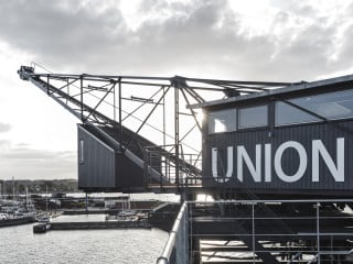 Eine außergewöhnliche Umnutzung ragt direkt an einem Hafenbecken des Kopenhagener Quartiers Nordhavn, ein Industriegbiet im grundlegenden Wandel, empor. 