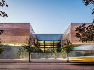 Schimmernder Kulturbau: In Dallas, Texas, hat das Architekturbüro Omniplan den Neubau für das Holocaust and Human Rights Museum realisiert.