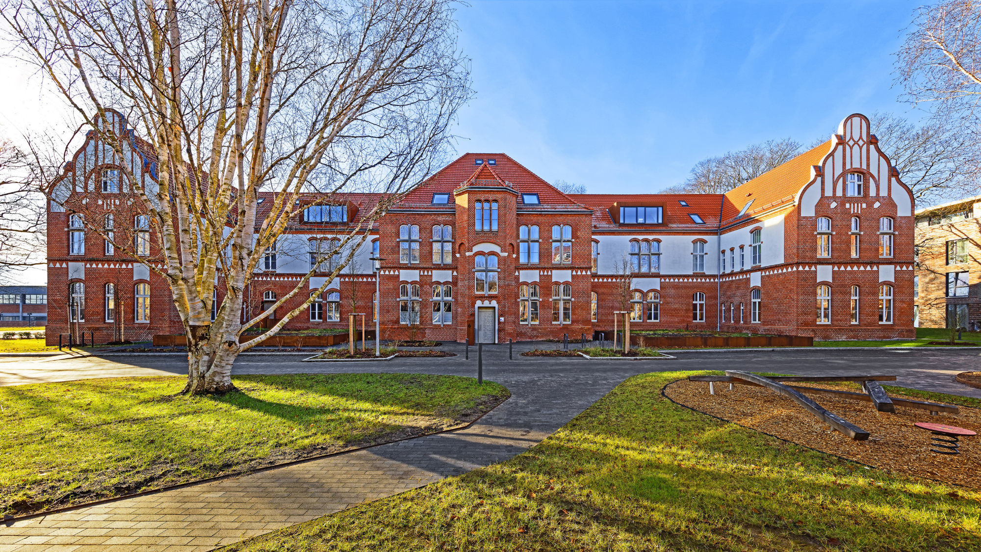 Die Bauten, die erhalten werden konnten, wurden durch das Kieler Architekturbüro BSP behutsam saniert, ohne dass allein historische Formen nachgeahmt worden wären.