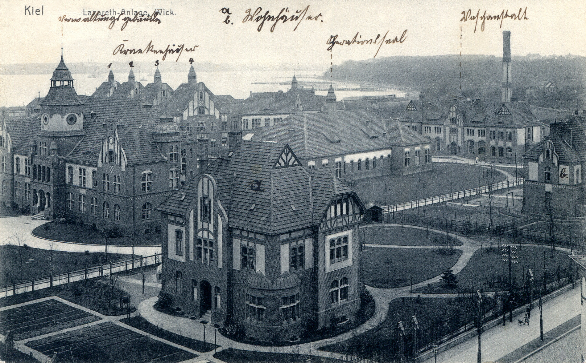 Indessen sind etliche der kaiserzeitlichen Pavillonbauten, die im Krieg stark beschädigt worden waren, abgerissen worden, wie die historische Fotografie zeigt.