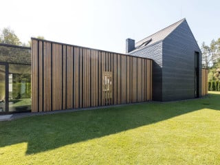 Maciej Rempalski von modern studio architektury schuf diese Erweiterung eines Wohnhauses. Der Bestandsbau im Hintergrund dient heute vorrangig als Gästehaus.