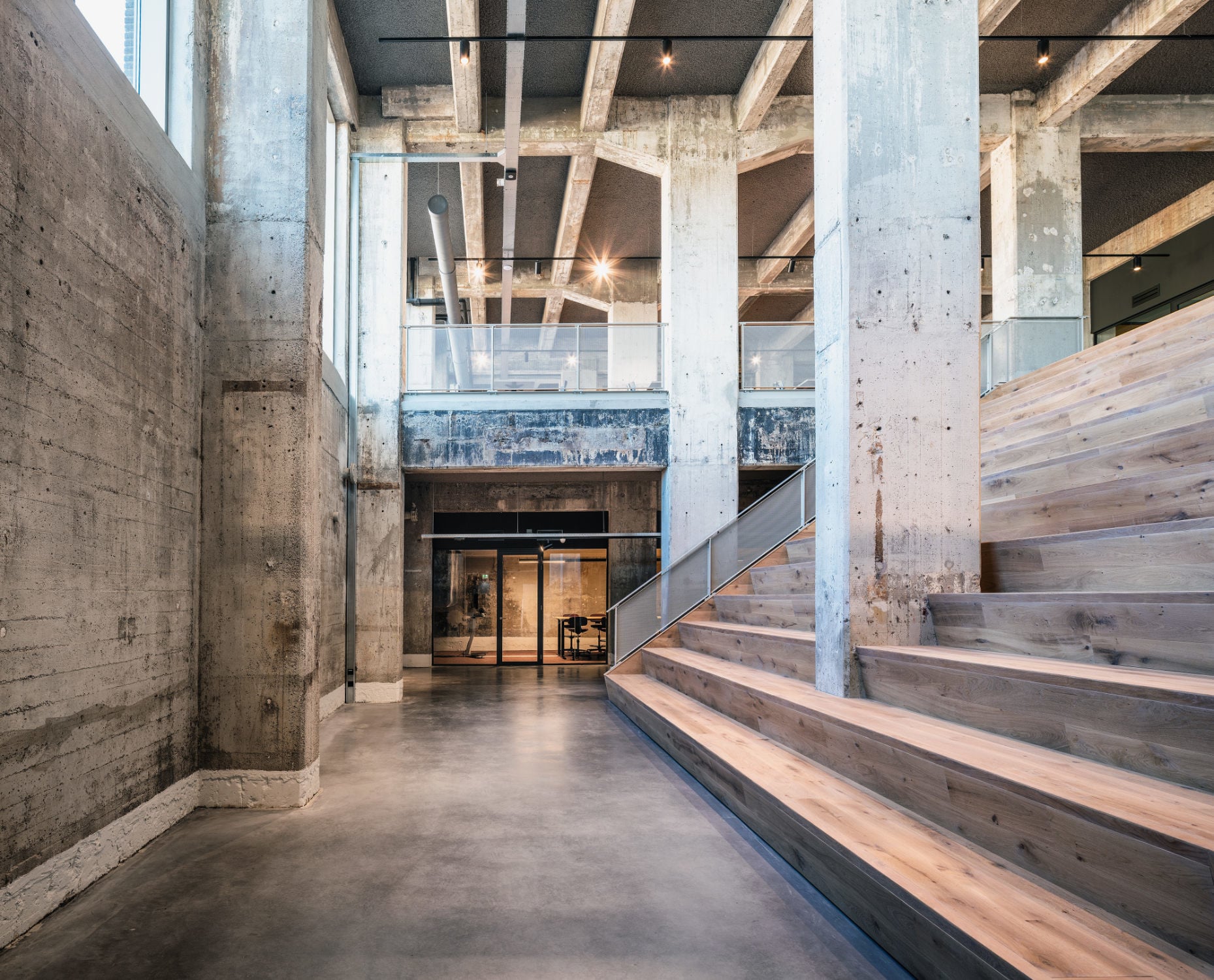 In die Öffnung wurde eine breite, tribünenartige Treppe eingepasst.