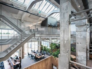 Eine frühere Nylonfabrik, die sich in Arnhem, im Westen der Niederlande befindet, ist durch das Büro Hofmann Dujardin für die Büronutzung umgebaut worden.