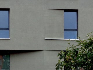 Faschen betonen eine Gruppe von Fenstern