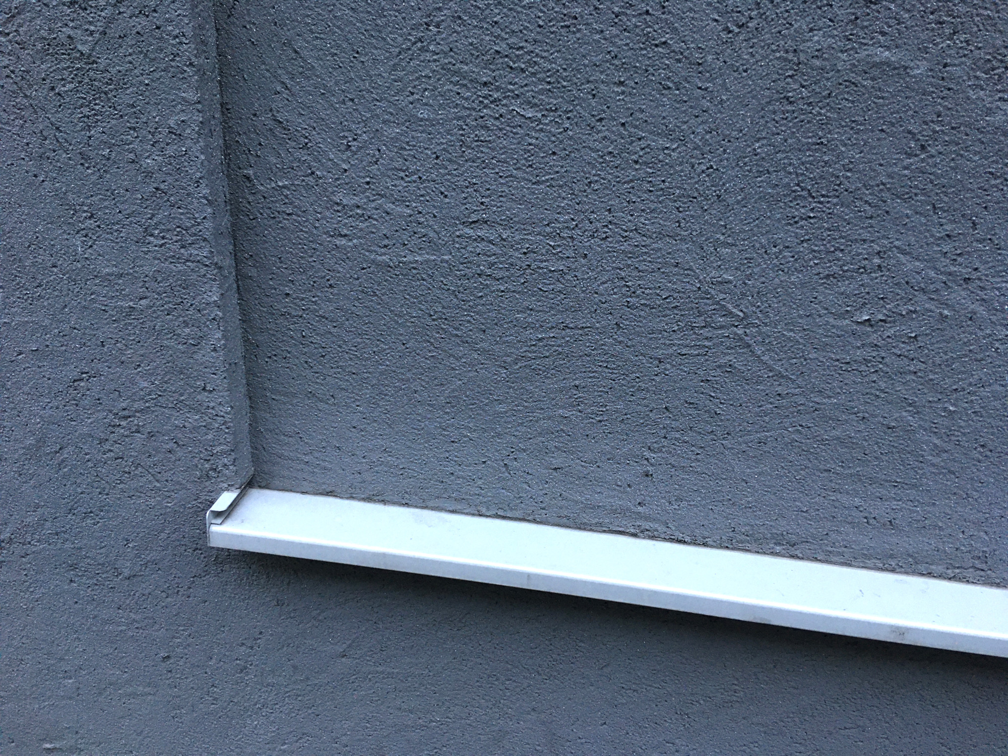 Detailaufnahme einer Fasche einschließlich verlängertem Fensterblech