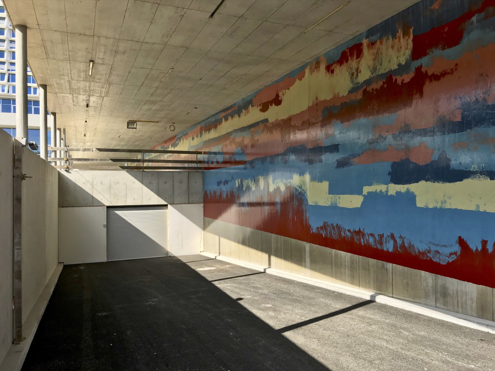 Der Zürcher Architekt und Künstler Christoph Haerle ließ die Wand mit farbigem Beton gleichsam vor das Krankenhaus malen.