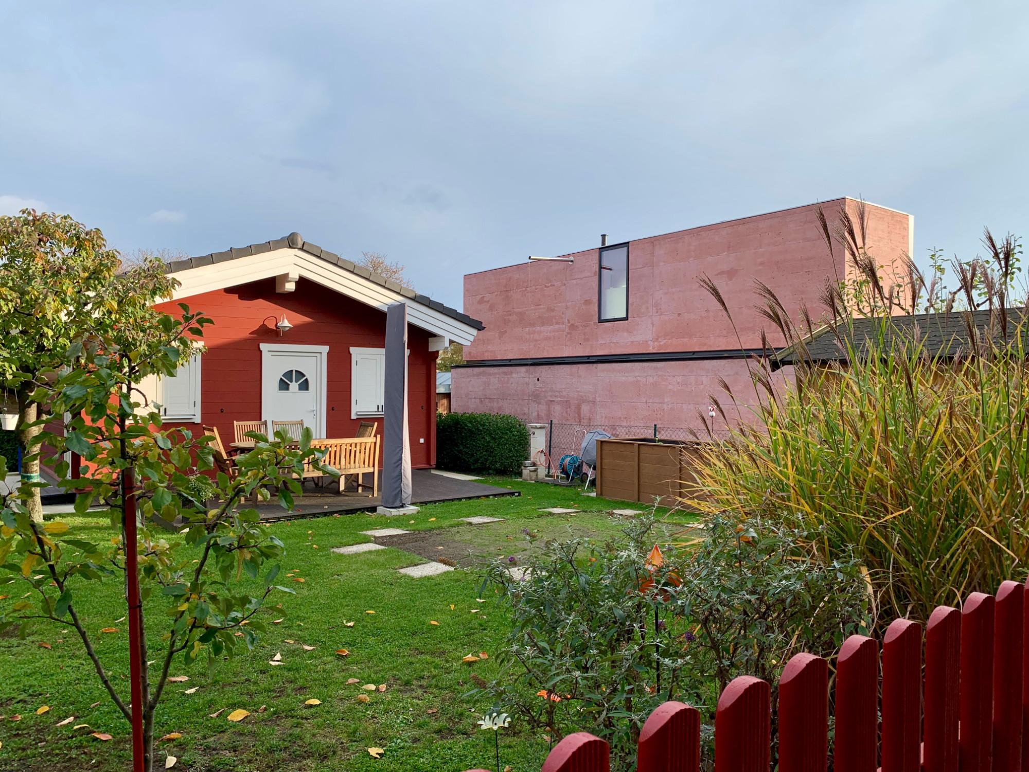 Entworfen und geplant wurde es vom ortsansässigen Büro Allcolours Architecture Urbanism für eine dreiköpfige Familie.
