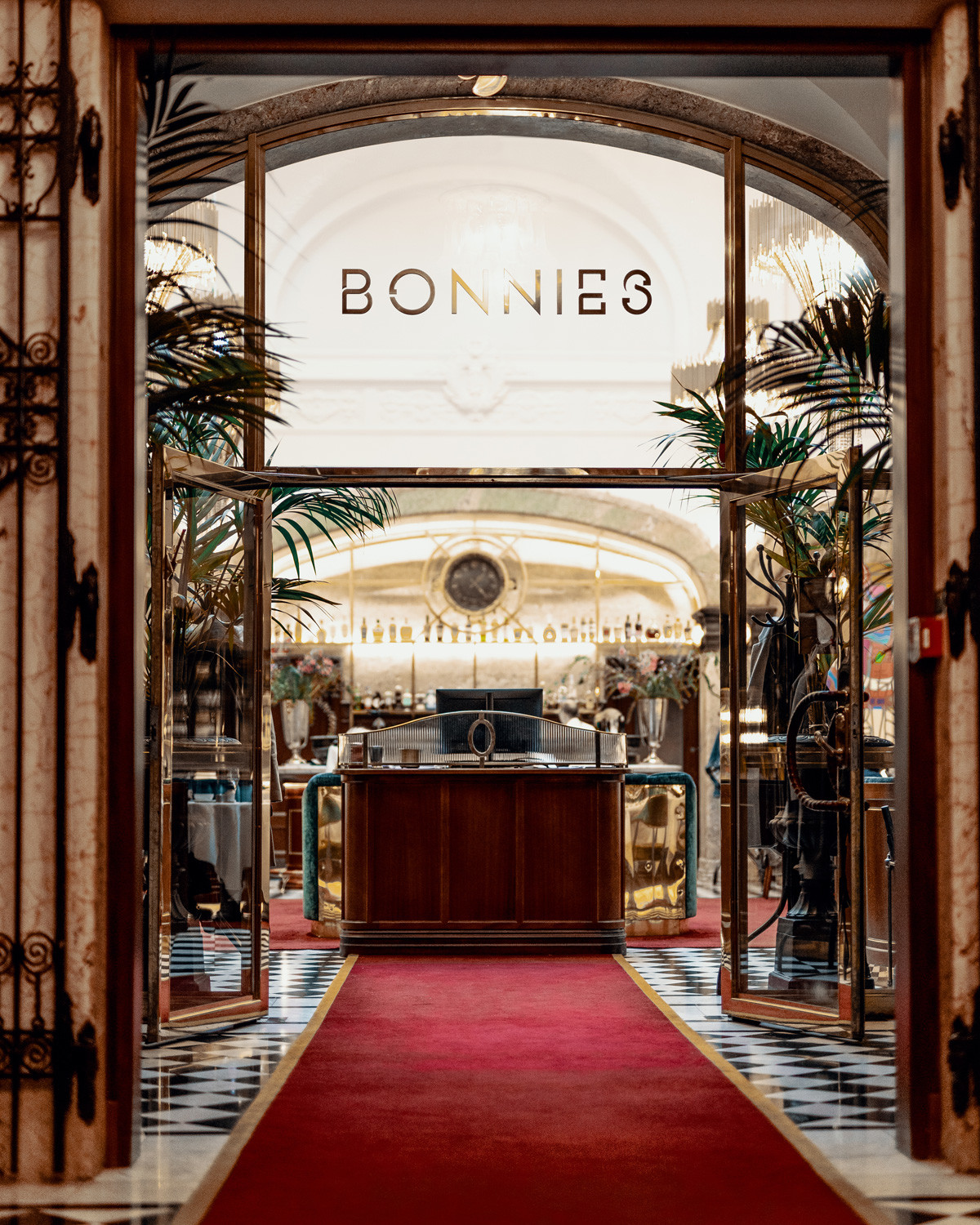 Der rote Teppich von Kasthall führt direkt ins Restaurant Bonnie's und ...