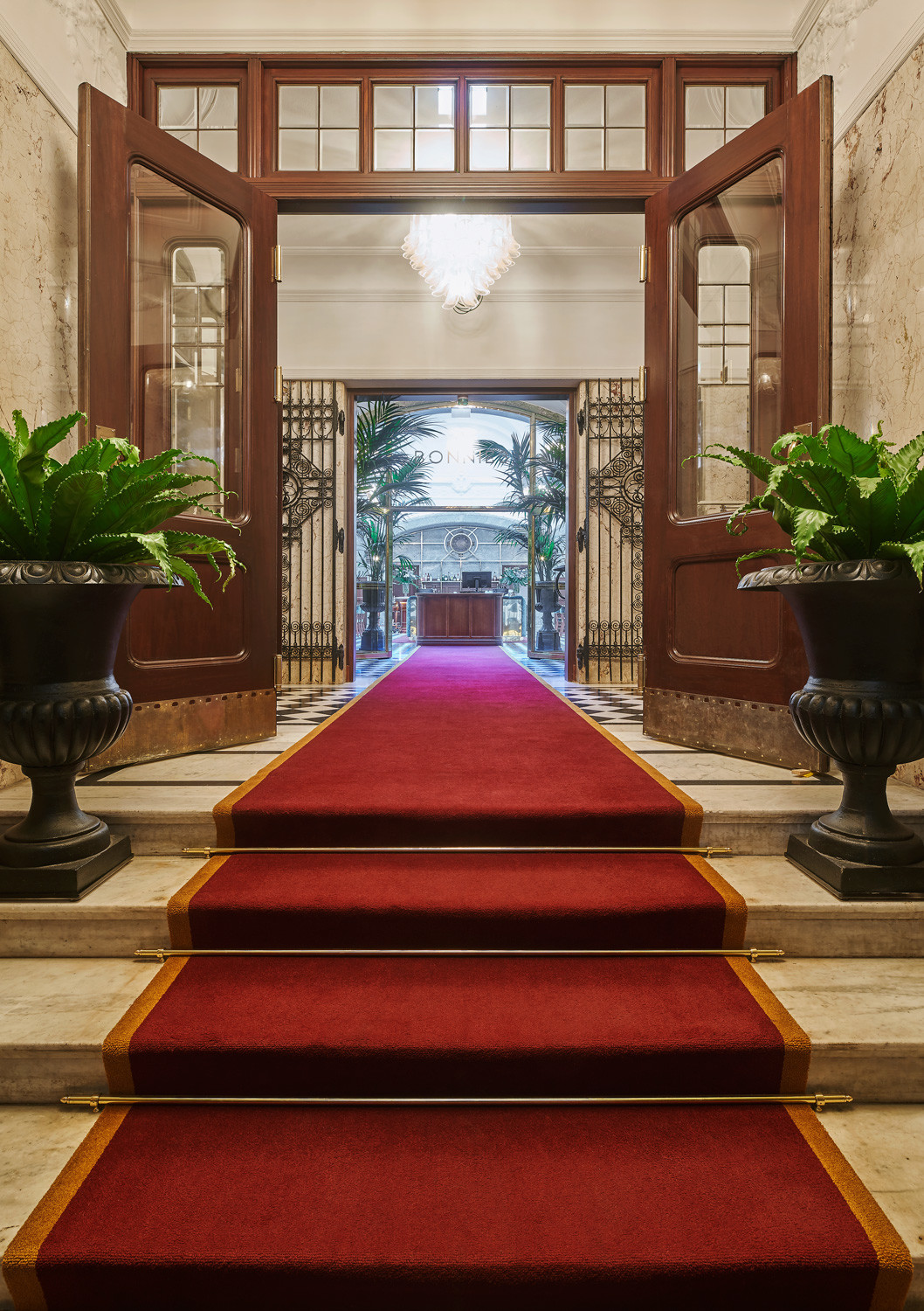 Give me Glamour! Dass sich ein Geschäftshaus in ein luxuriöses Hotel verwandeln kann, zeigen die Interiordesigner Ida Lauga und Lo Biurlf.