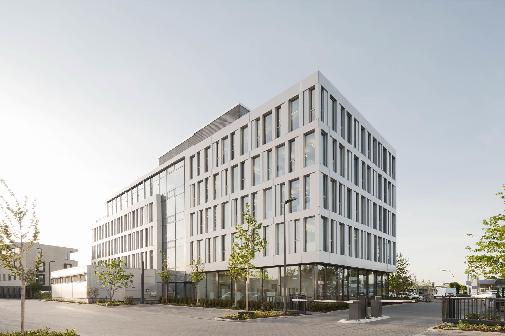 Durch eine zurückgesetzte Glasfuge, die sich mäanderförmig ausbildet, wird der Baukörper in seiner Ansicht in zwei Bürobereiche gegliedert.