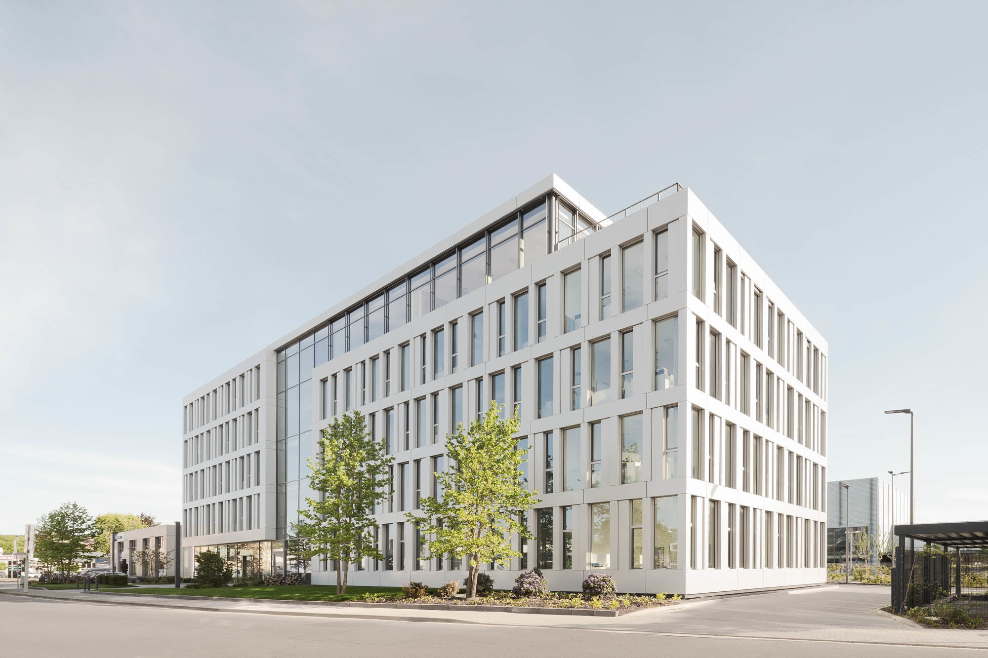 Die beiden Büroquader bestehen aus einer Elementfassade aus Blech, die reliefartig in der Fassade vorrückt.
