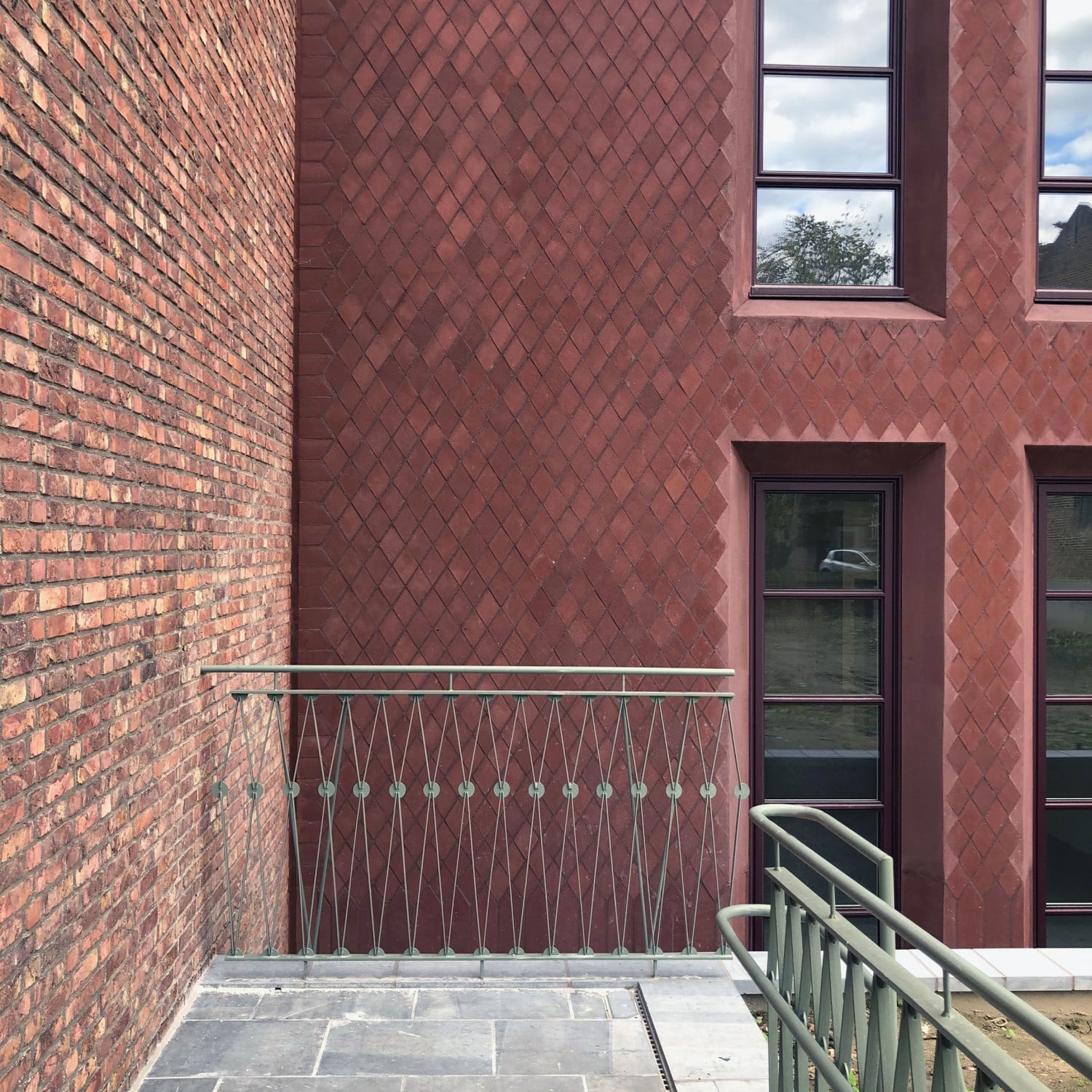 Die Architektur ist zum Innenhof orientiert, der allseitig von dem Ensemble aus Bestand und Neubau umfasst wird.