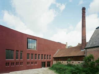 Das nach Plänen des Büros Francesca Torzos 2019 im belgischen Hasselt realisierte Haus für zeitgenössische Kunst, Design und Architektur Z33 grenzt sich mittels einer sechzig Meter langen und zwölf Meter hohen Außenwand zum Stadtraum klar ab.