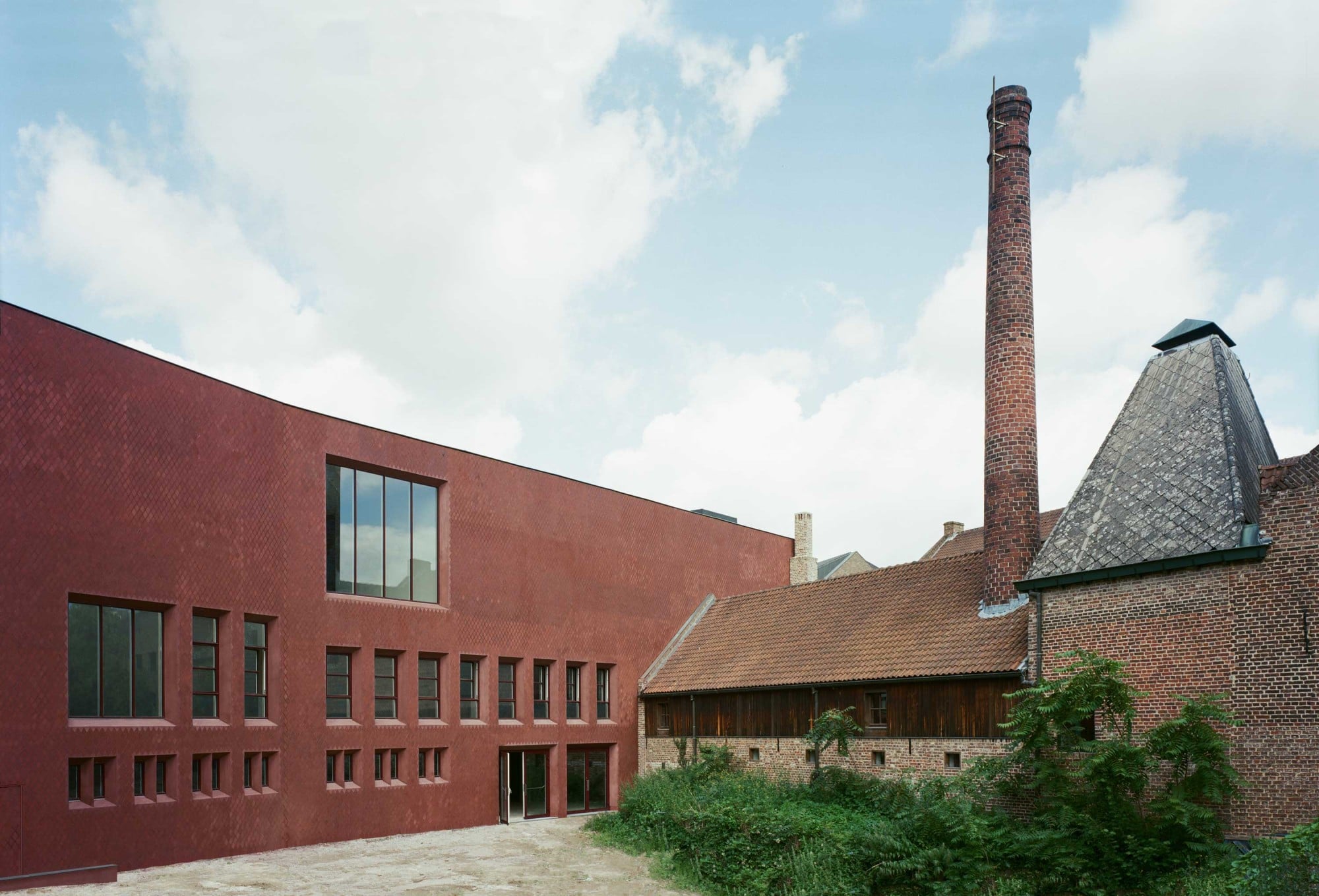 Im Innenhof grenzt der Neubau an die alte Destillerie aus dem 19. Jahrhundert.