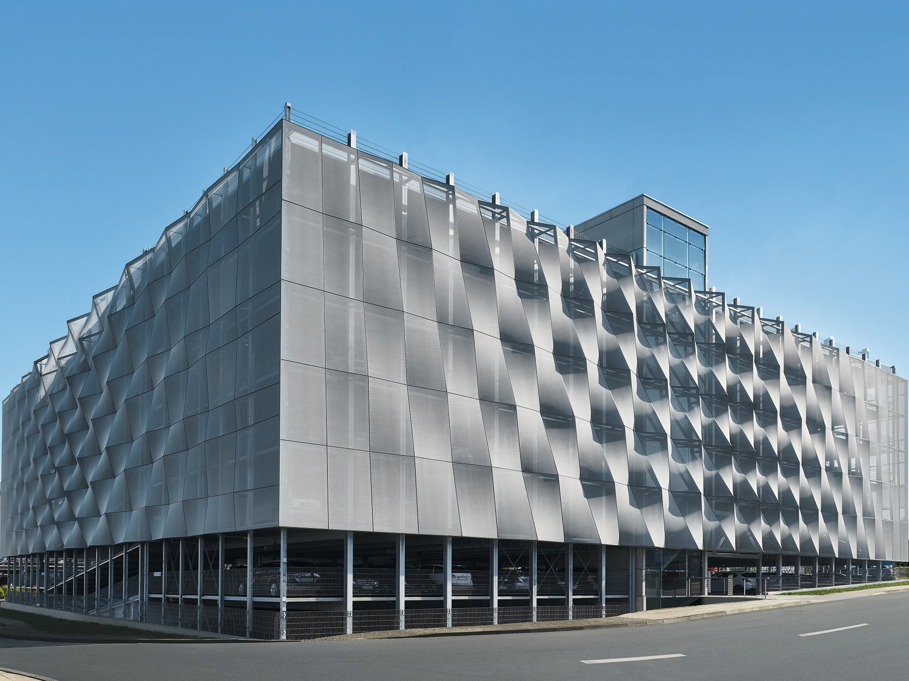 Das Parkhaus auf dem Schüco Campus ist mit der Textilfassade Facid des Herstellers umhüllt. Entworfen wurde der Bau von Schlattmeier Architekten.