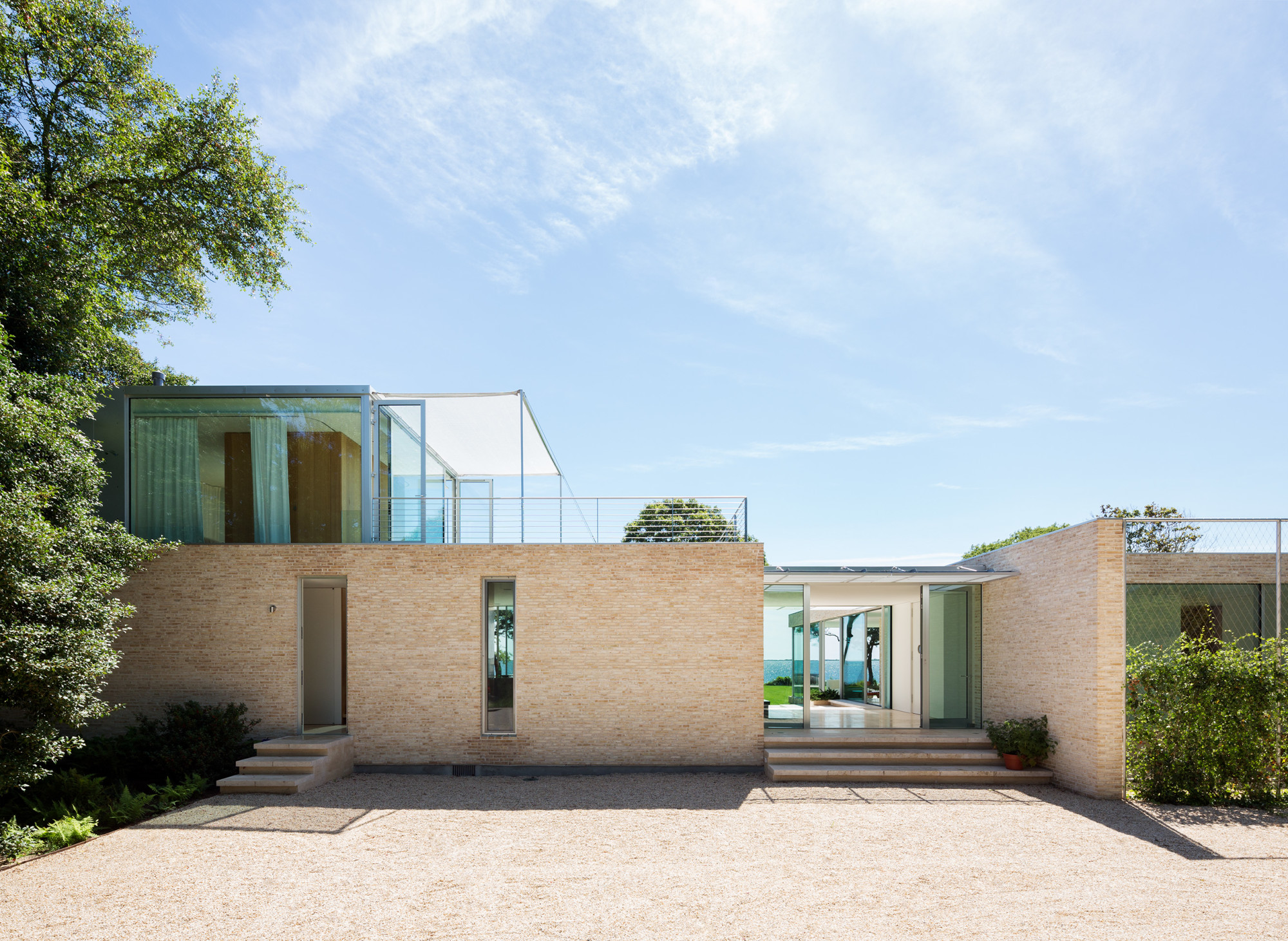 Die Architekturschaffenden haben Farben gewählt, die zur Farbgebung des Küstenabschnitts passen.