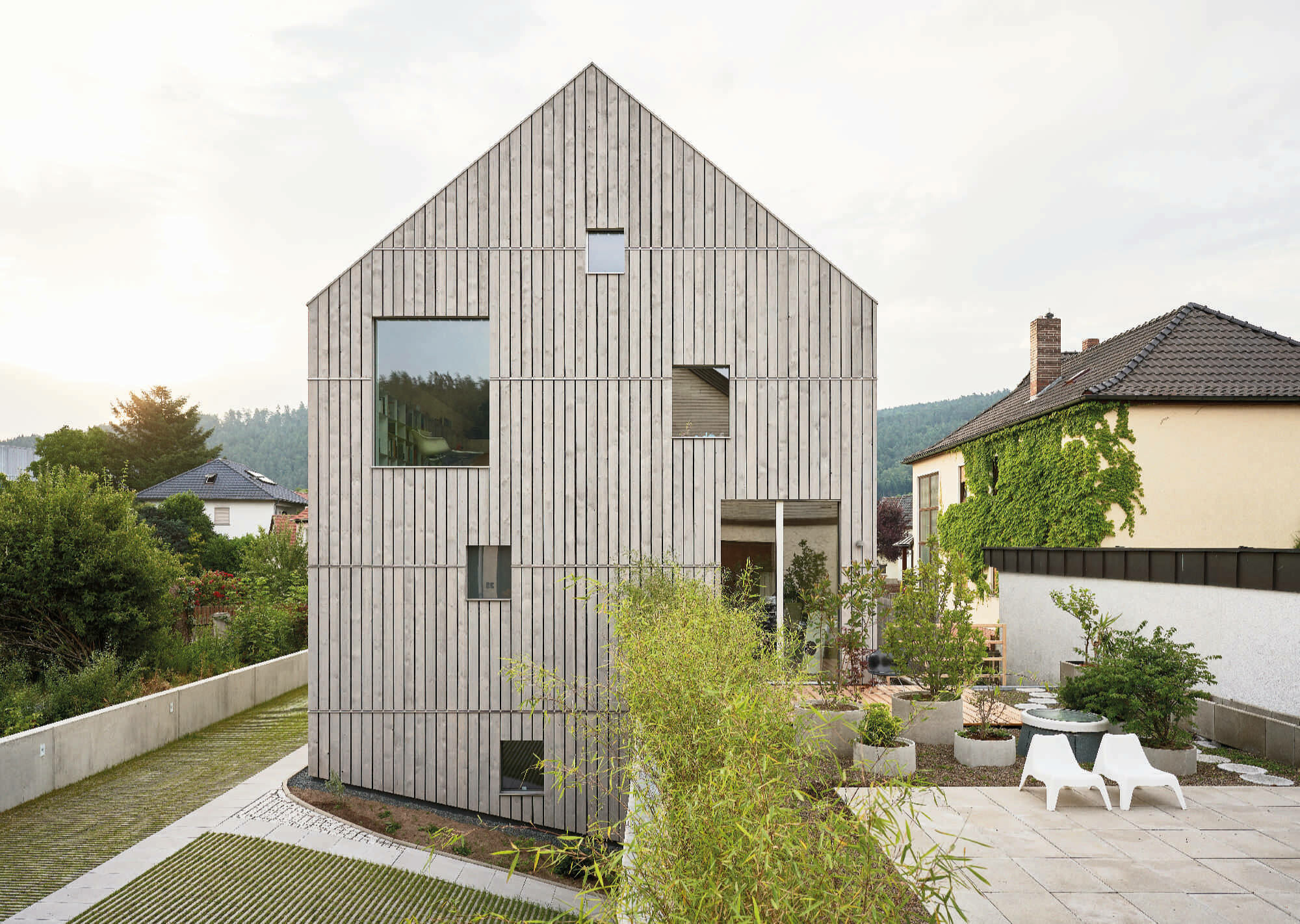 Nicht unter einem Dach mit der Verwandtschaft, aber doch nah am Elternhaus wohnt die Architektin Miriam Lebok mit ihrer Familie.