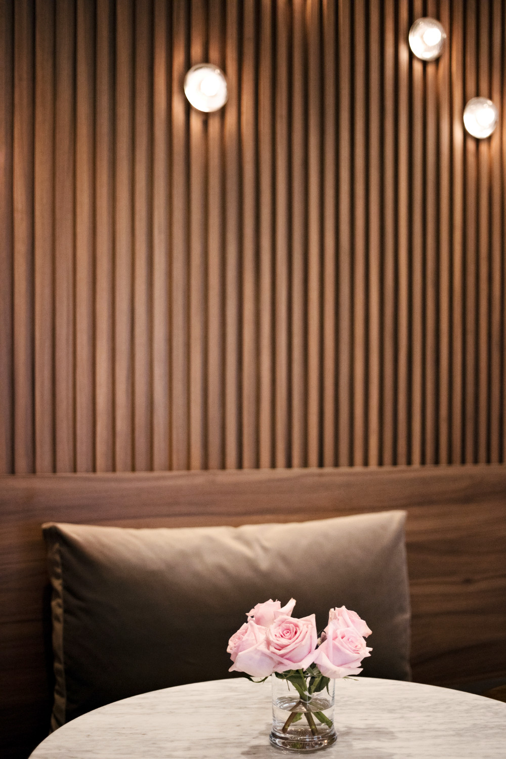 Das Interieur wirkt zugleich traditionell und modern sowie elegant und gemütlich.