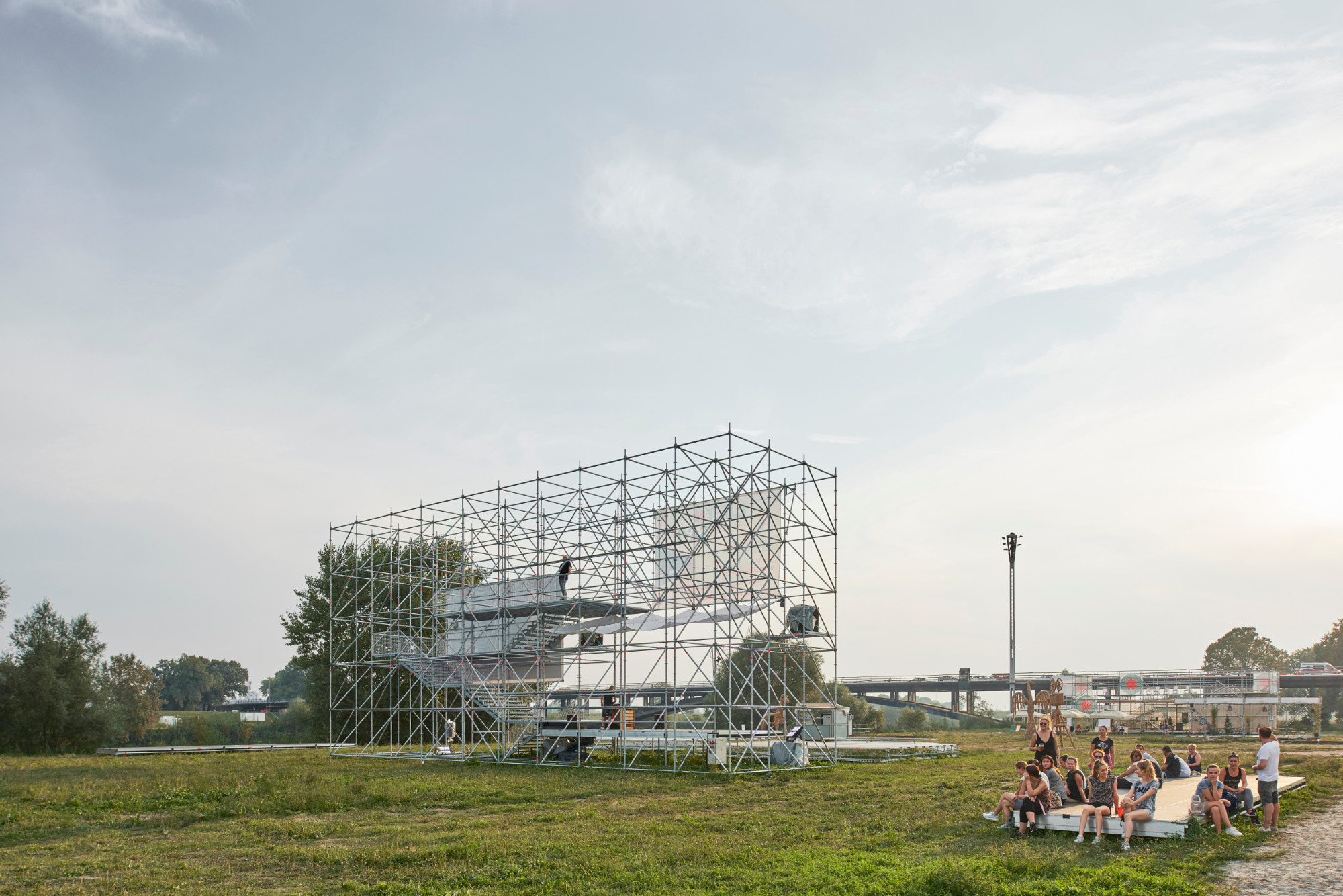 Die Bauten – im Bild vorne eine Konstruktion, die als Bühne und zur Befestigung einer Projektionsfläche diente, hinten ein sogenannter Space Container – wurden in Gerüstbauweise verwirklicht.