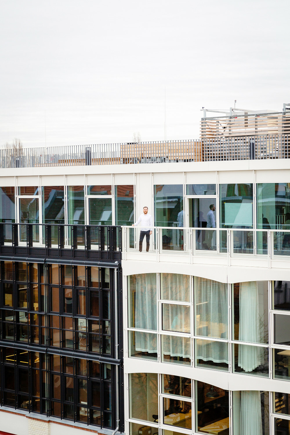 Links die Aufstockung, rechts der Neubau: Alle Gebäudeteile sind im Dachgeschoss und über eine Dachterrasse verbunden.