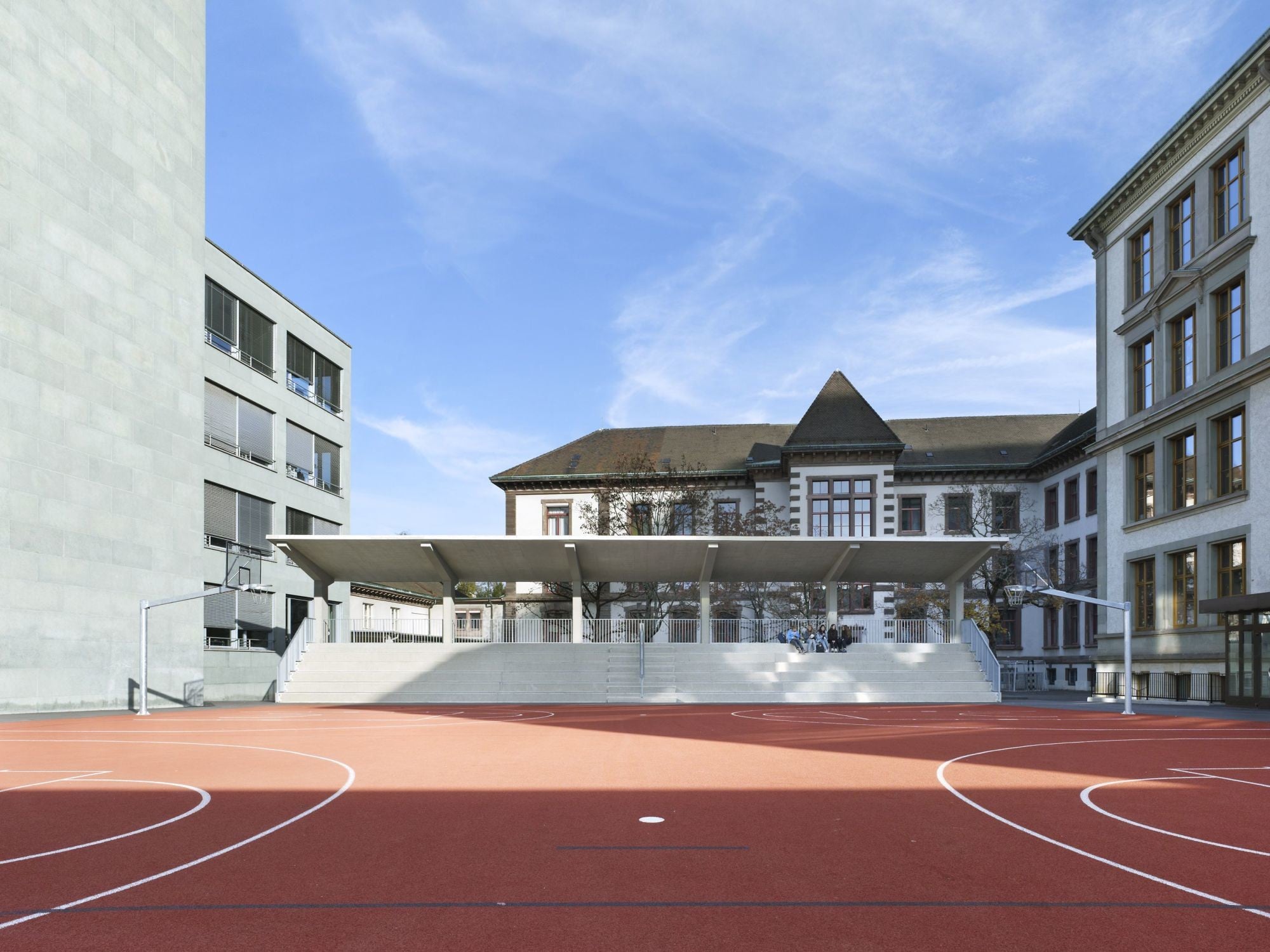 Zwei überdachte Tribünen wurden neu errichtet (im Bild: Tribüne Ost).