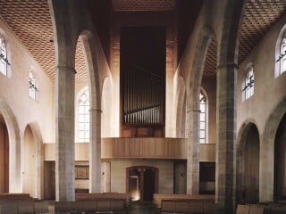 Verborgen in einem Häuserblock der Lorenzer Altstadt im Zentrum Nürnbergs lugt die Kirche St. Martha aus einer Lücke zwischen den Häusern an der Königsstraße hervor.