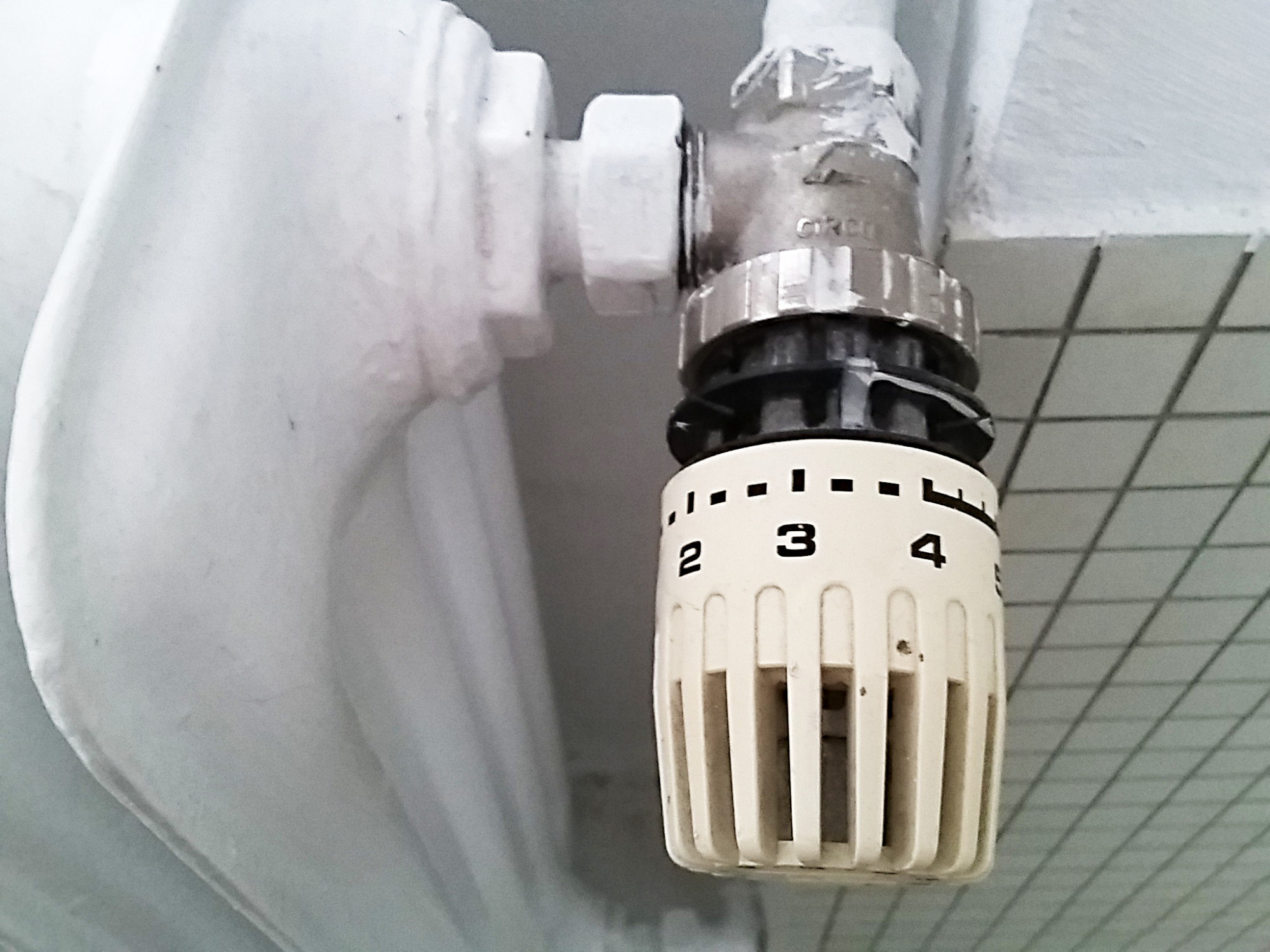 Wer die Thermostate seiner Heizkörper prüft und gegebenenfalls austauscht, kann Geld sparen und Emissionen vermeiden.