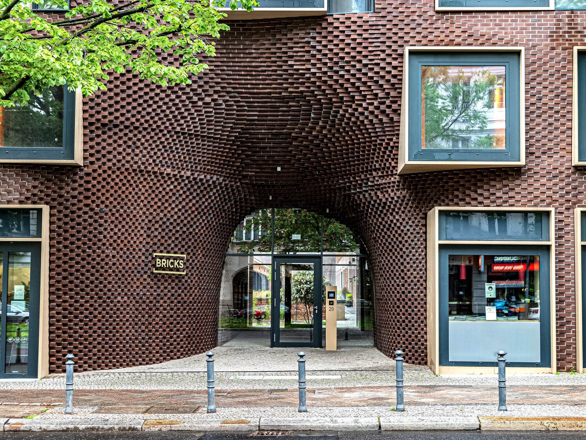Zeitgenössische Archivolte von Graft, "Bricks", Berlin 2021